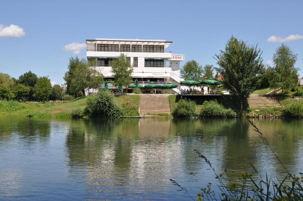 Hotel Le Pont Приедор Экстерьер фото