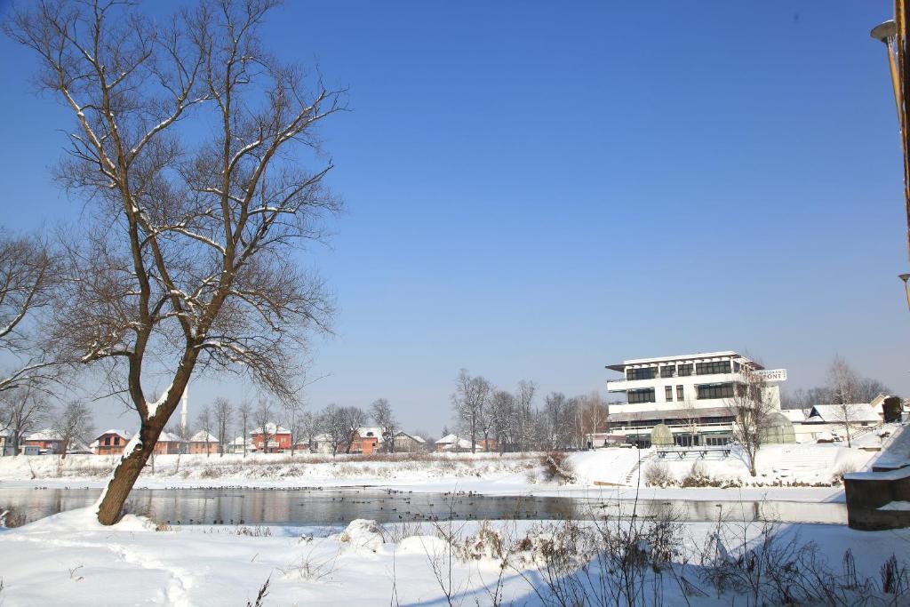 Hotel Le Pont Приедор Экстерьер фото